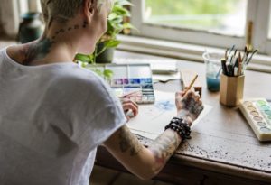 La Escritura Terapéutica permite la expresión de emociones y cambia los patrones de pensamientos a través de la creatividad, mejorando así la salud mental.