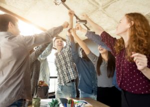 El arteterapia es una fuente de vivencias positivas y aumenta las interacciones sociales de forma natural.