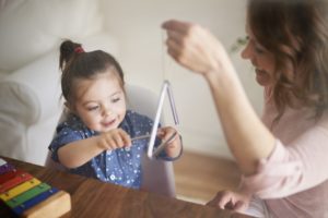 la musicalidad incide extraordinariamente en el desarrollo de los bebes de todas las culturas