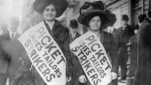 Dos integrantes de un piquete durante la huelga de las camiseras de Nueva York de 1909, precedente del Día Internacional de la Mujer. 