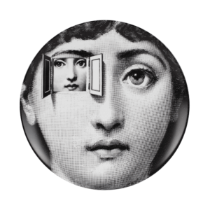 Piero Fornasetti, Plato de pared de la serie Tema e Variazioni, después de 1950. Cortesía de Fornasetti